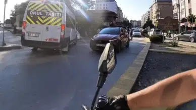Eskişehir'de servis sürücüsü aracı motosikletin üzerine kırıp ters yöne girdi
