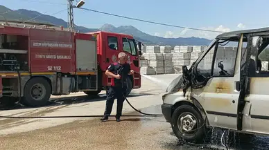 Hatay Hassa'da seyir halindeki otomobil yandı