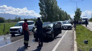 Erzincan'da trafik kazası : 4 araç birbirine girdi