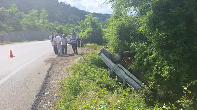 Çorum'da otomobil şarampole yuvarlandı, şans eseri yaralanan olmadı