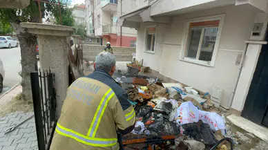Karaman'da bir evin bahçesindeki atık eşyalar alev aldı