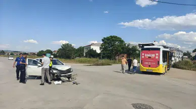 Bursa'da özel halk otobüsü ile otomobil çarpıştı : 3 yaralı