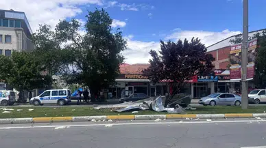Fırtına Erzincan'ı vurdu : Çatılar uçtu, ağaçlar devrildi
