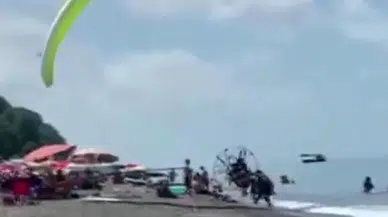 Düzce'de motorlu paraşüt kalabalığa daldı