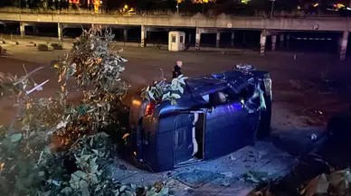 Bursa'da sıkıştırılan otomobil takla attı : 4 yaralı
