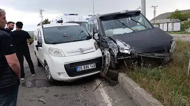 Kars'ta kaza : 2 yetişkin, 3 çocuk yaralandı