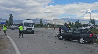 Erzincan'da 2 otomobil çarpıştı, 4 kişi yaralandı