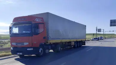 Çorum'da feci kaza : Otomobil ile tır çarpıştı, 1'i ağır 4 yaralı
