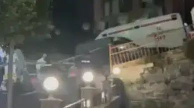 Demir korkuluklara kabloyla asılı erkek cesedi bulundu