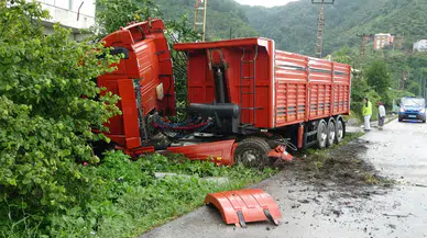 Giresun'da kum yüklü kamyon evin bahçesine daldı