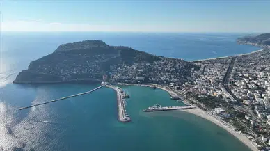Alanya Kalesi açıklarında şoke eden görüntü : Denizde ölü keçi bulundu