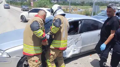 Hatay Defne'de kaza : Hafriyat kamyonu ile otomobil çarpıştı