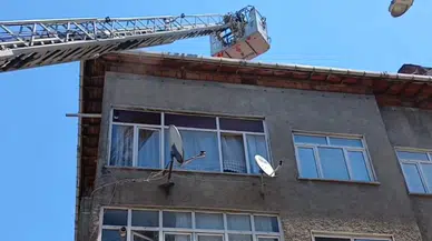 Sultangazi'de apartman çatısında yangın