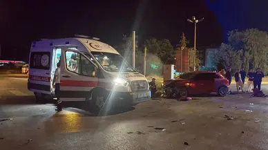 Erzincan'da kavşakta iki araç çarpıştı : 2 yaralı