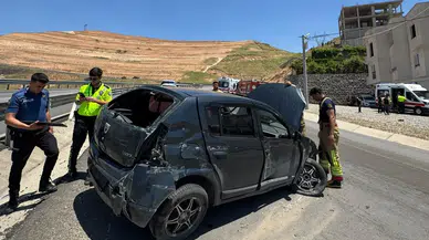 Cizre'de otomobil bariyerlere çarptı : 1 kişi yaralandı
