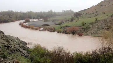 Erzincan'da karlar eridi, nehirlerdeki su seviyesi arttı