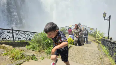 Tortum Şelalesi'nde hafta sonu yoğunluğu