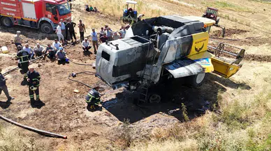 Adıyaman Kahta'da hasat sırasında yangın çıkan biçerdöver kullanılamaz hale geldi