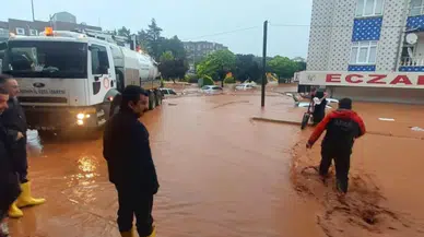 Kırşehir'de etkili olan sağanak yağış sele neden oldu