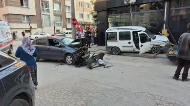 Eskişehir'de iki araç kavşakta çarpıştı : 2 kişi yaralandı