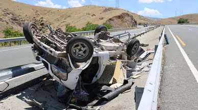 Elazığ-Diyarbakır karayolunda kamyonet su kanalına devrildi : 2 yaralı