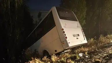 Ankara Mamak'ta ters şeride giren otomobil servis aracını şarampole devirdi : 8 yaralı