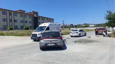 Antalya Manavgat'ta feci kaza : Kontrolsüz kavşakta 2 sürücü yaralandı