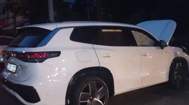 Kadıköy'de iki otomobil çarpıştı, 2 kişi yaralandı