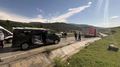 Çorum'da kayan kamyonun minibüse çarpması sonucu 5 kişi yaralandı