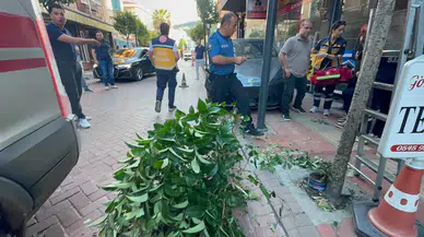 Bartın'da sürücü fren yerine gaza bastı, duvara çarparak durabildi