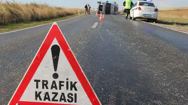 Antalya Serik'te kaza : Midibüs elektrik direğine çarptı