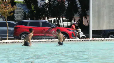 Antalya'da sıcak hava etkisi : Çocuklar süs havuzuna girip serinledi