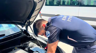 Eskişehir'de bir otomobilin motor bölümüne kedi sıkıştı