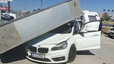 Balıkesir'de reklam totemi, otomobilin üzerine devrildi
