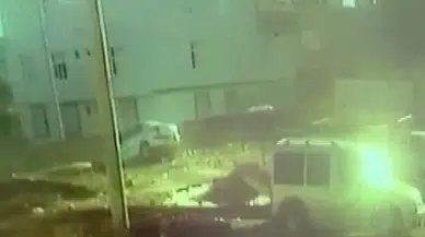 Şanlıurfa'da park halindeki araç çukura düştü