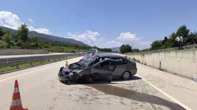 Kastamonu'da otomobil istinat duvarına çarptı : 2 yaralı