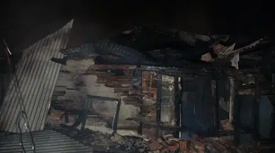 Kastamonu'da alev alev yanan ahşap ev kullanılmaz hale geldi