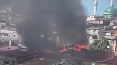 Sultangazi'de bir binanın çatısında yangın çıktı
