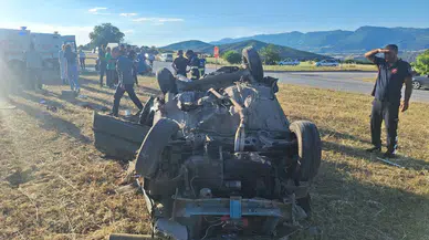 Tokat'ta ticari araç ile minibüs çarpıştı : 4 yaralı