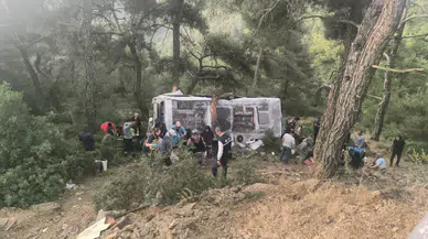 İzmir'de tarım işçilerini taşıyan midibüs devrildi : 22 kişi yaralandı