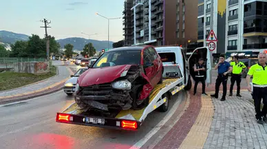 Bursa'da araç tabelaya çarptı, sürücü yaralandı