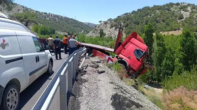 Malatya'da kaza : Çekici bariyerlere çarparak askıda kaldı
