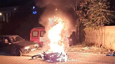 Seyir halindeki motosiklet alev alev yandı ! Sürücü son anda kurtuldu