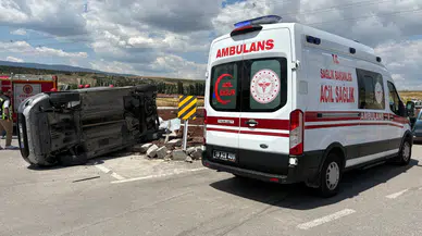 Çorum'da hafif ticari araç ile otomobil çarpıştı : 2’si ağır 5 kişi yaralandı