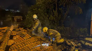 Gaziosmanpaşa'da yangın : 3 gecekondu alev alev