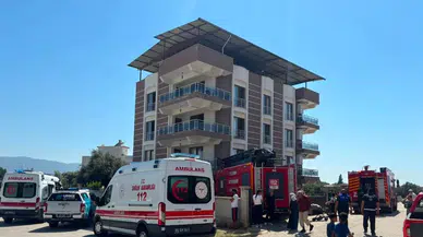 Aydın'da çatıdaki kartonlar alev aldı : 4 kişi dumandan etkilendi
