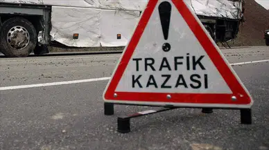 Küçükçekmece'de kaldırıma çıkan otomobil esnafa çarptı : Yaralı esnaf sürücüden şikayetçi oldu
