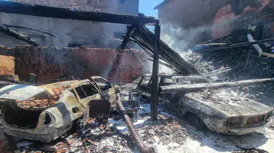 Kütahya'da feci yangın : 3 ev zarar gördü, 2 araç küle döndü