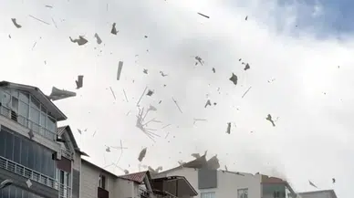 Bitlis Ahlat'ta hortum : Çatılar uçtu