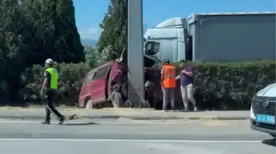 Kocaeli'de panelvan yön tabelasına çarptı : 1 ölü, 2 yaralı